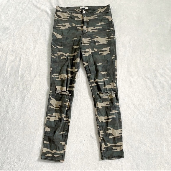 Forever 21 green camo distressed knee skinny jeans - Picture 1 of 4
